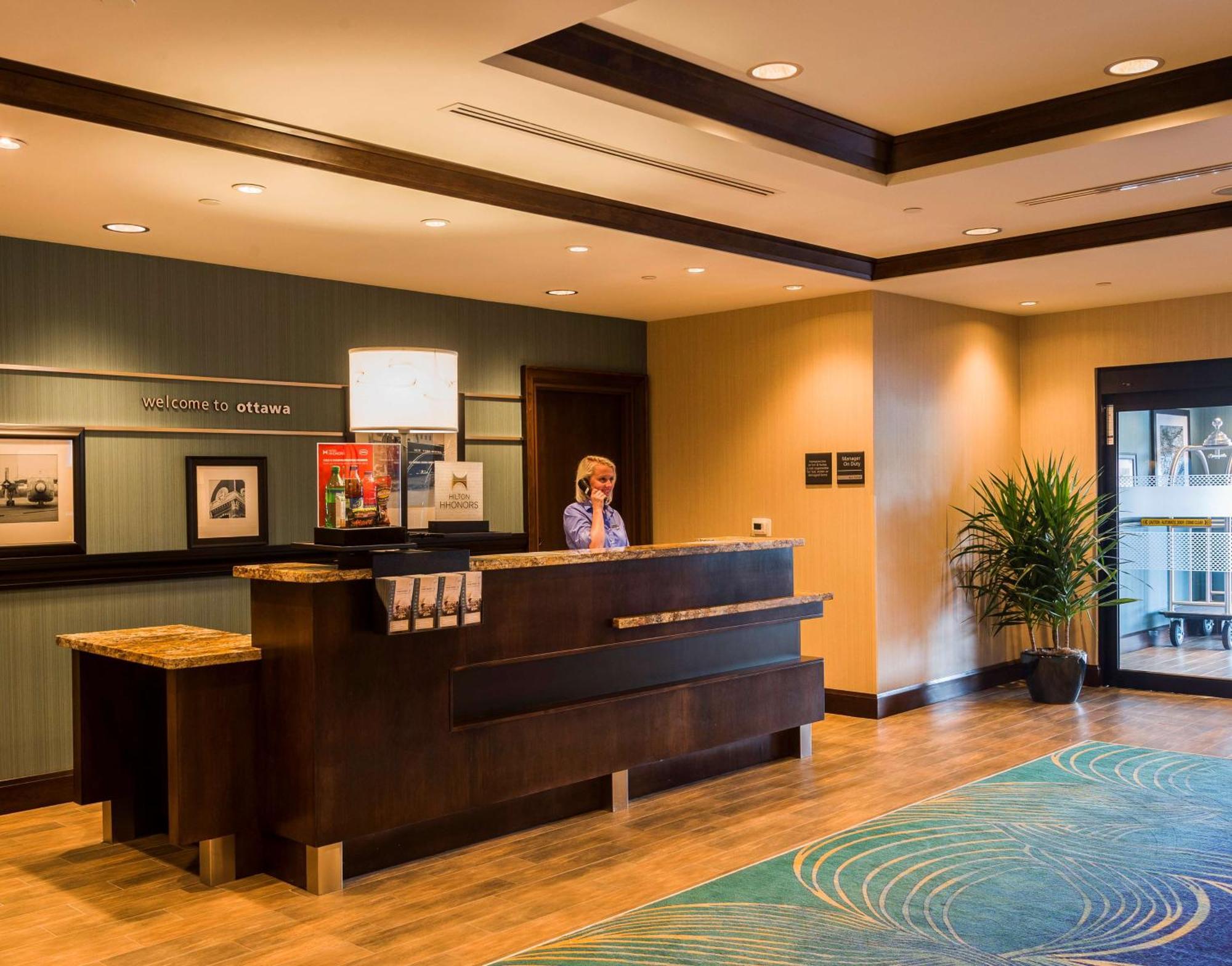 Hampton Inn By Hilton Ottawa Airport エクステリア 写真
