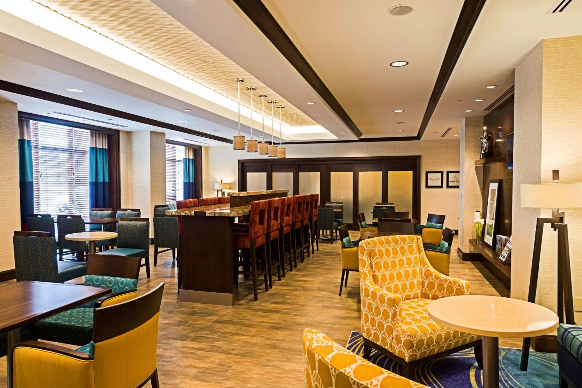 Hampton Inn By Hilton Ottawa Airport エクステリア 写真